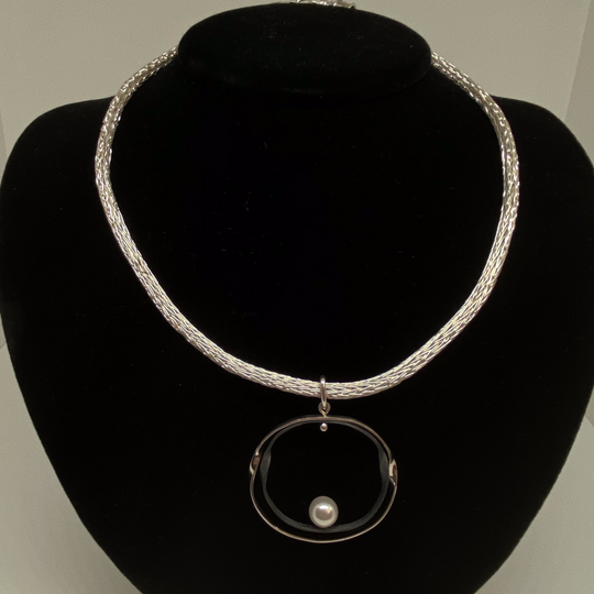 swing pearl necklace